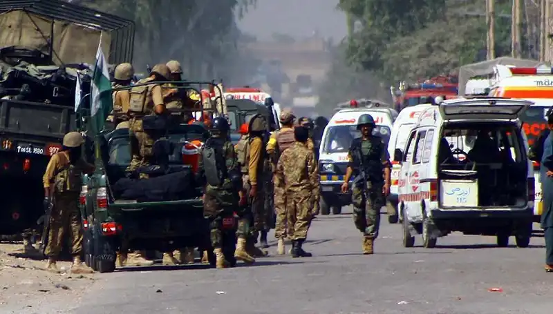 Pakistan'da Camide Bombalı Saldırı: Dört Kişi Yaralandı ve Ülke Sarsıldı