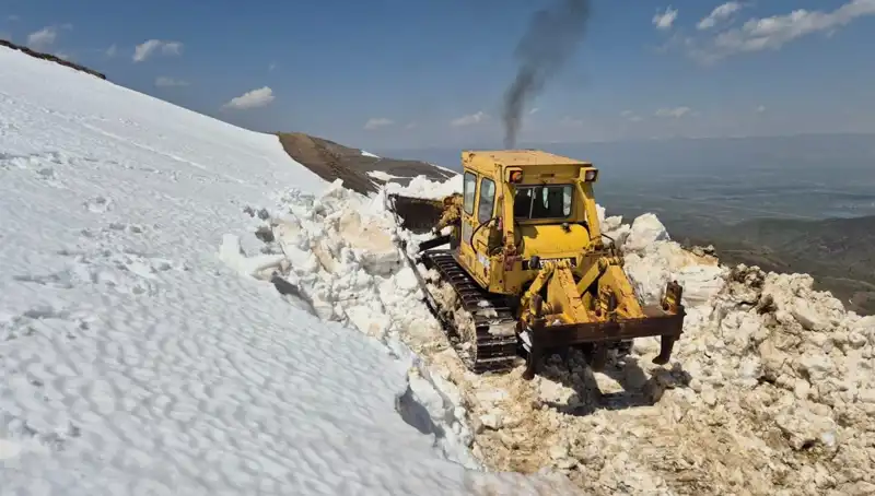 Nisan Ayında 2 Metreyi Aşan Karlarda Kahraman Yol Açma Ekipleri