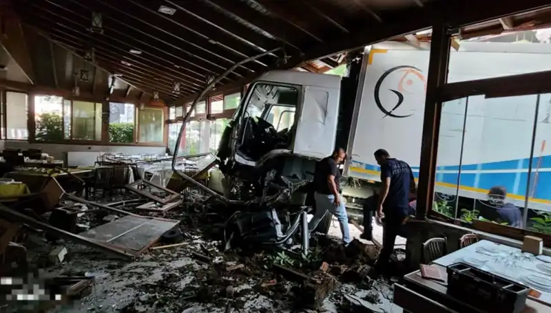 Freni Boşalan Kamyon Restorana Daldı: Olay Anı Kamera Kayıtlarında