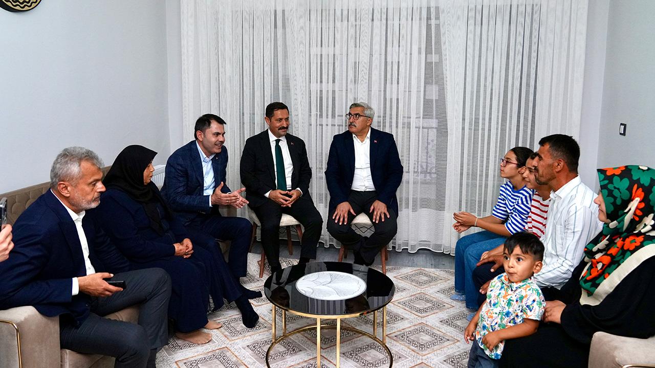 Bakan Kurum Hatay’da Depremzede Aileyi Ziyaret Etti: Destek Mesajı Verdi