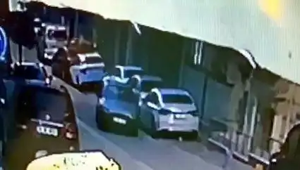 Esenyurt'ta Park Halindeki İki Araç Kaza Yaptı: Sürücü Kaçtı!