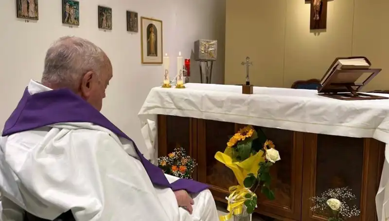Vatikan'dan Şaşırtan Haber: Papa Artık Kendi Başına Nefes Alabiliyor!