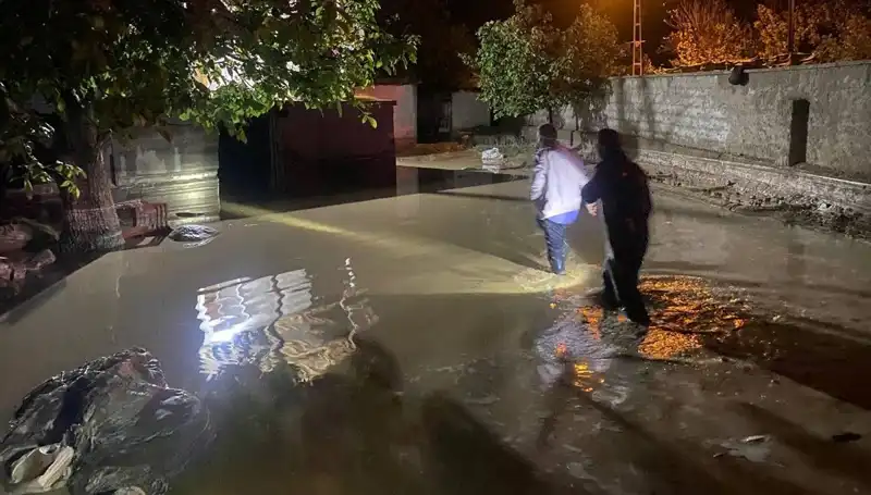 Kısa Sürede Gelen Şiddetli Yağışlar: 1 Ev Çöktü, 3 Ev Boşaltıldı!