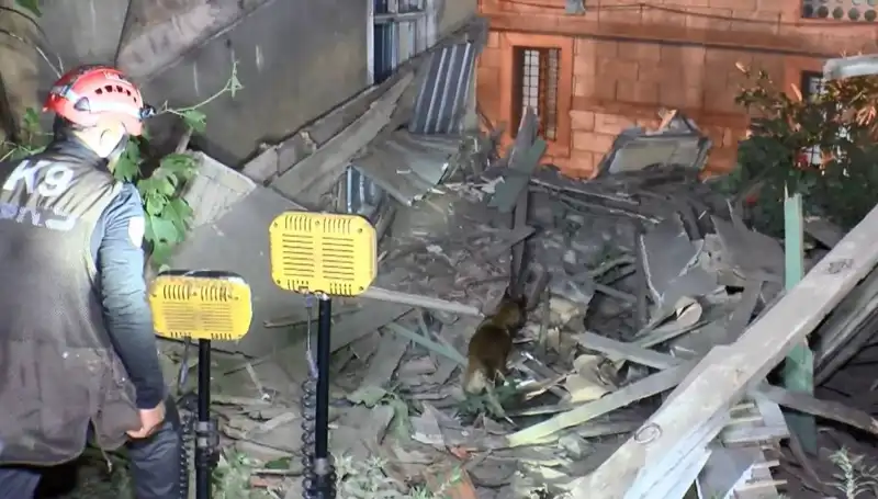 İstanbul'da Deprem Sonrası Çöken Bina, Kentin Geleceğini Tehdit Ediyor