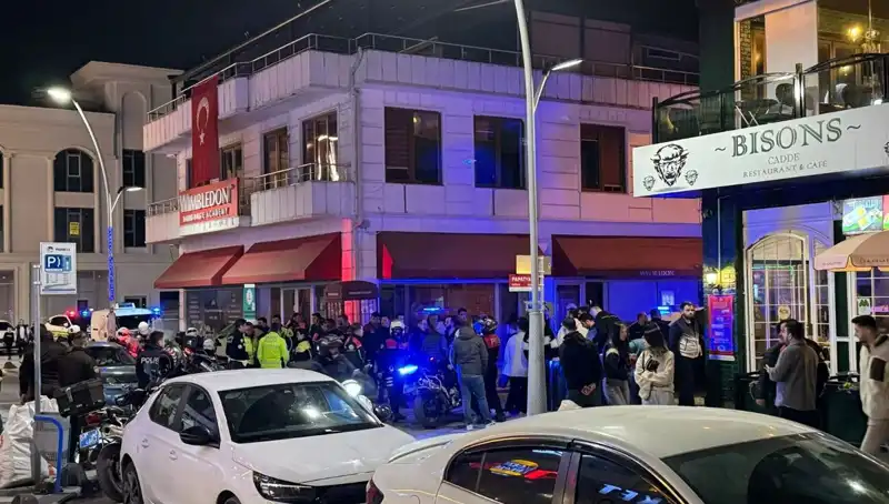 Kafenin Önünde Kanlı Olay: Bıçaklama ve Havaya Ateş Açma Korkusu!