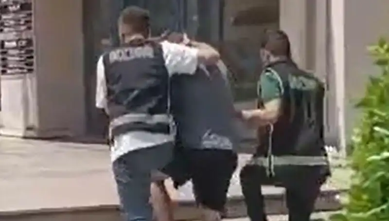 Sahte Dövizle Alışveriş Yapan Turistin Sınır Dışı Edilmesi Sırasında Şok Olay