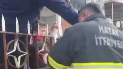 Hatay'da Korkunç Kaza: Çocuğun Koluna Demir Korkuluk Saplandı!