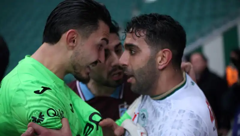 Konyaspor-Trabzonspor Maçında Gergin Anlar: Futbolcular Arasında Kavga mı Çıktı?