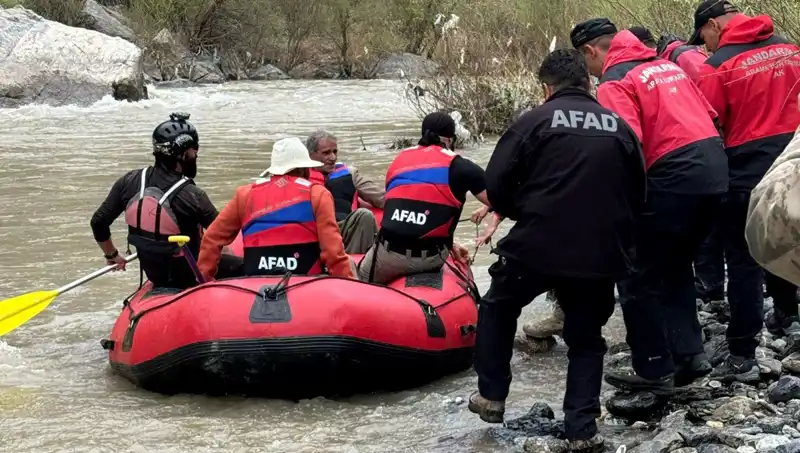 Zap Suyu Kenarında Mahsur Kalan 4 Kişilik Ekip Kurtarıldı!