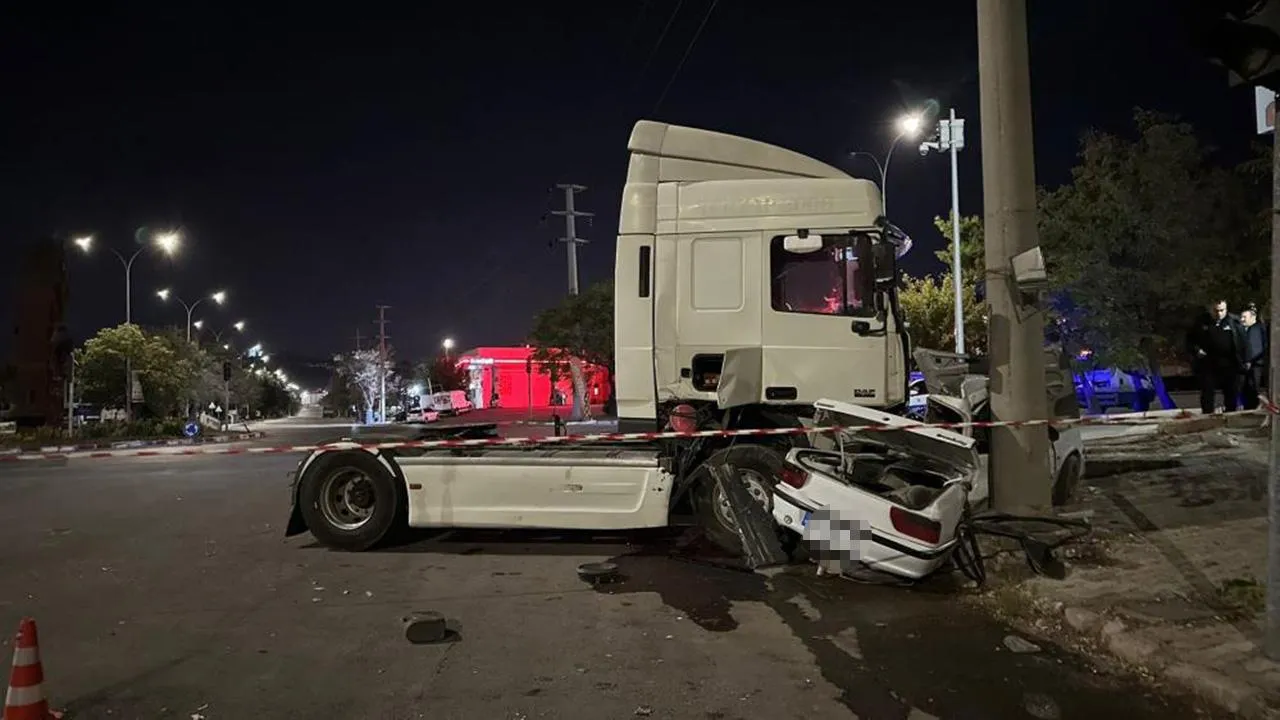 Kontrolden Çıkan Tır, İşçi Servisi ve Otomobile Çarptı: 13 Kişi Yaralandı