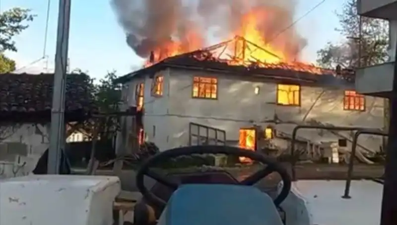 İki Katlı Evde Çıkan Yangın, Alevlere Teslim Oldu
