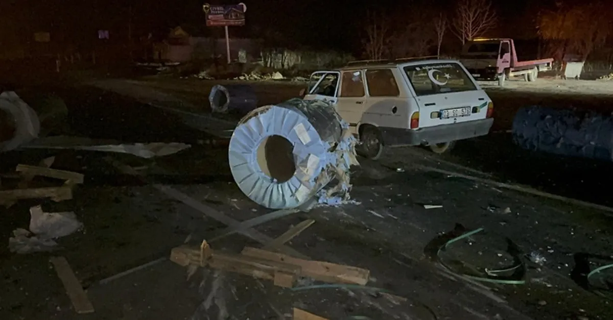 TIR’dan Düşen Metal Rulolar Kazaya Neden Oldu: Araç Hurdaya Döndü