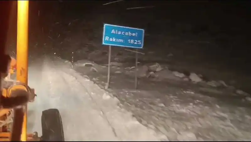 Antalya’da Beklenmeyen Kış Sürprizi: Kar Yağışı Şehirde Heyecan Yarattı