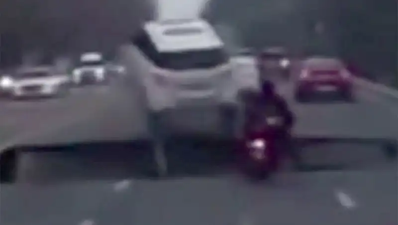 Güney Kore Otoyolunda Oluşan Dev Çukur, Motosikleti Yuttu!