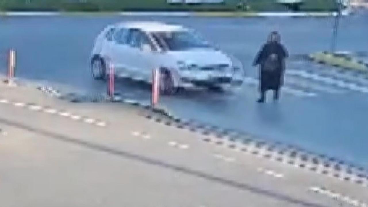 İki Kaza Ardı Ardına: Araba Çarptı, Yardım Beklerken İkinci Kazayı Geçirdi