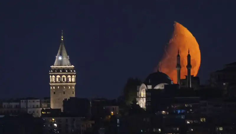İstanbul'da Yarım Ay Görselliği: Geceye Dönüşen Şehir Sahneleri