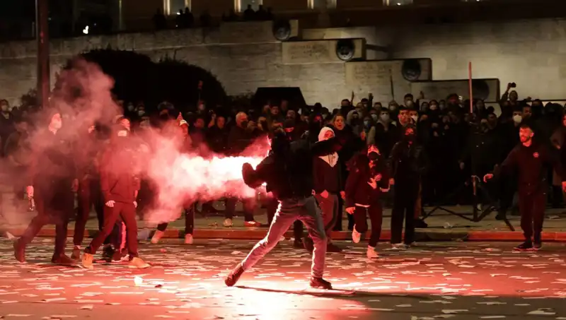 Yunanistan'da Hükümete Gensoru: Atina Sokakları Protesto ve Kaos İçine Göreceli
