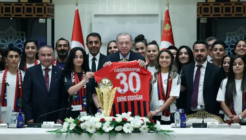 Cumhurbaşkanı Erdoğan'dan Yüksekovaspor Kadın Futbol Takımı'na Özel Karşılama