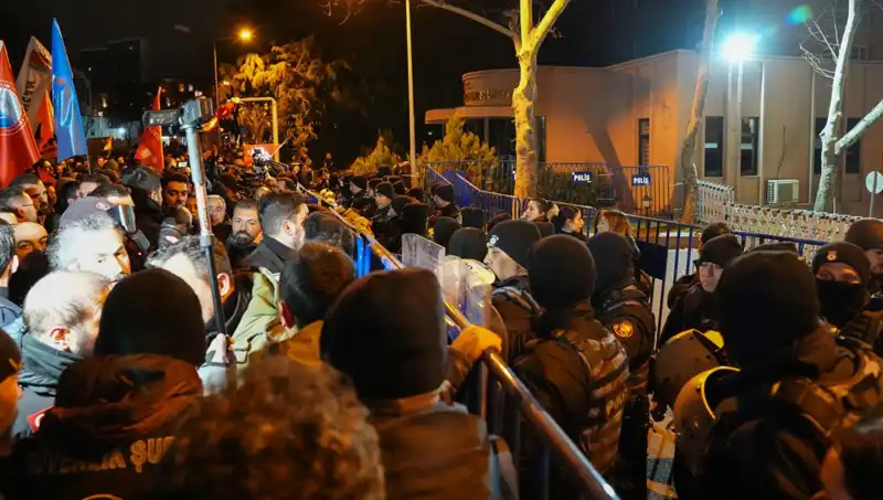 Protestoların Ardından Polise Saldırılar: Ekrem İmamoğlu Olayları Gündeme Oturdu