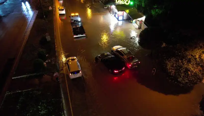 Adana'da Beklenmedik Sağanak Yağış: Sokaklar Göl Oldu!