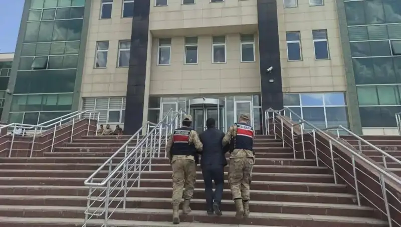 Hapis Cezasıyla Aranan Şüpheli, Saklandığı Yerde Polisi Şaşırttı
