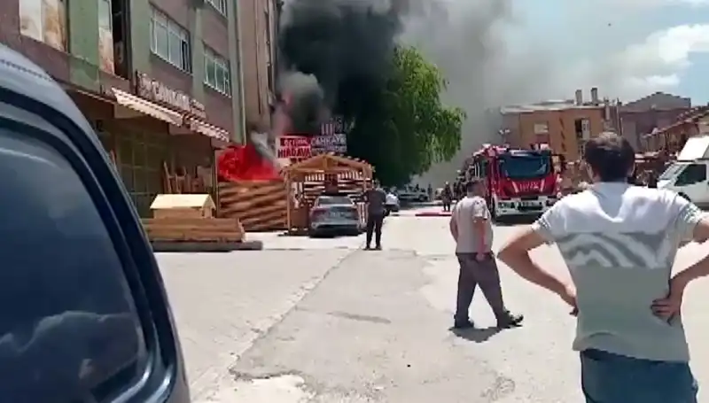 Ankara'da Yangın Korkutan Anlar: İş Yerleri Alev Alev Yandı