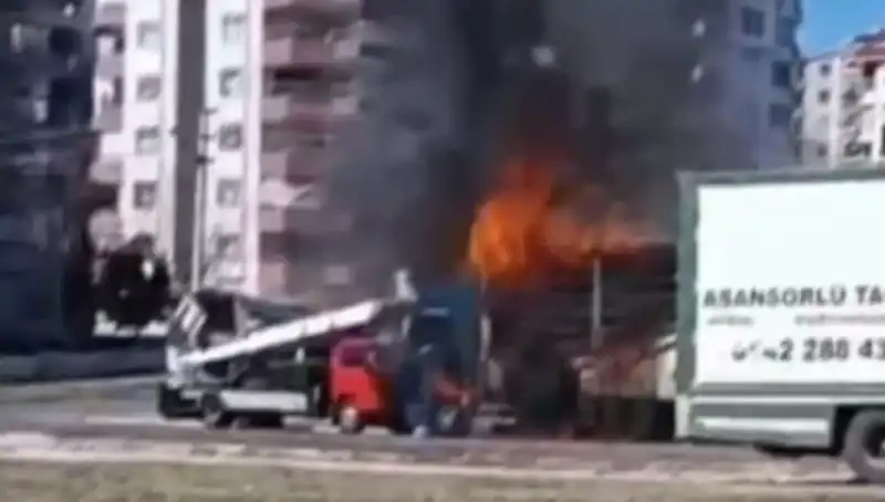 TIR Yangını: Alevler İçinde Kalan Araç Tamamen Küle Döndü!