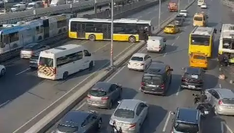 İstanbul'da Trafiği Felç Eden Kazada İETT Otobüsü İki Araca Çarptı