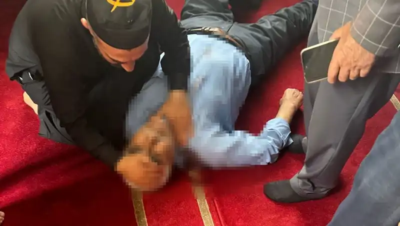 Cami İçinde Bıçaklı Saldırı: Namaz Kılan Adam Hayatını Kaybetti