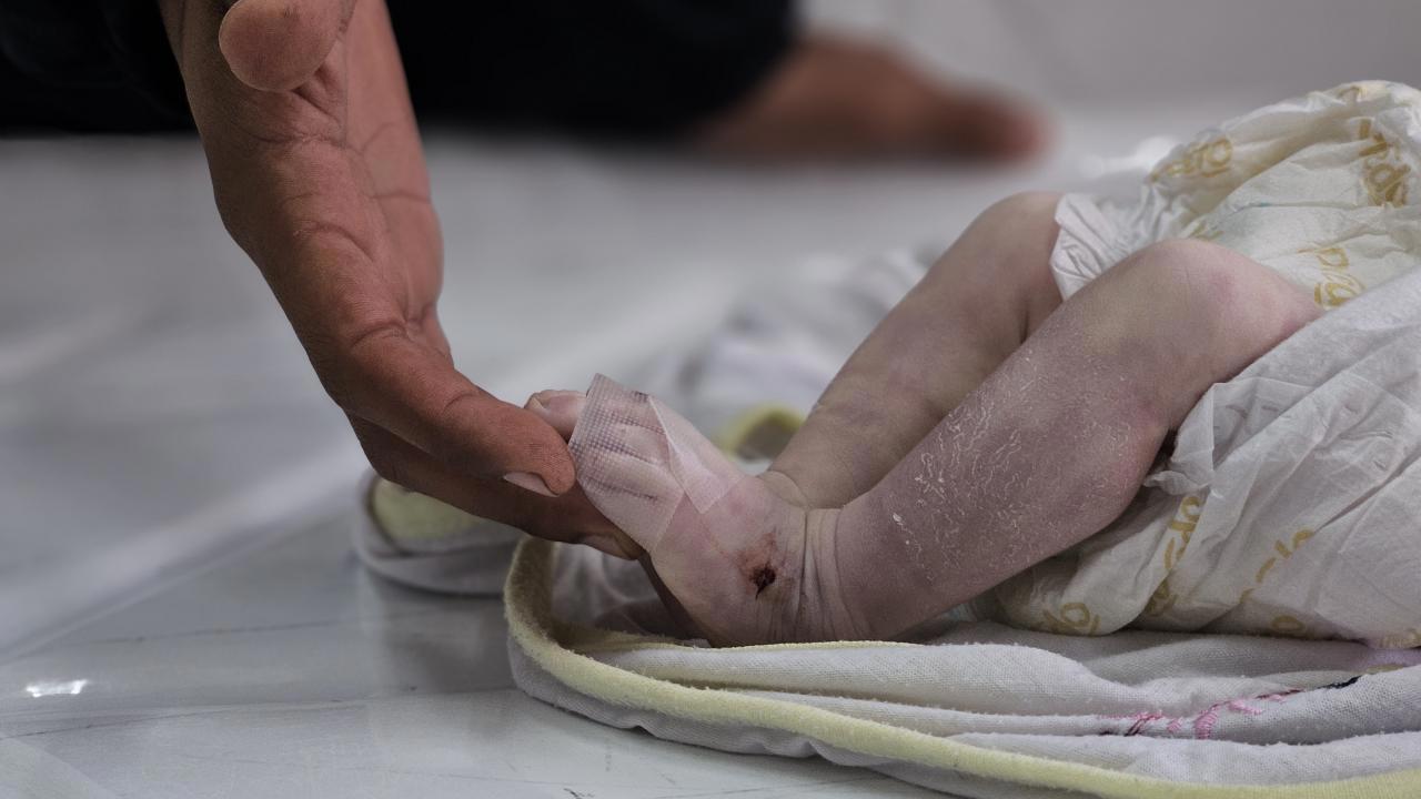 Gazze'de Çocukların Soğuktan Ölmemesi İçin Nöbet Tutan Ailelerin Dramı