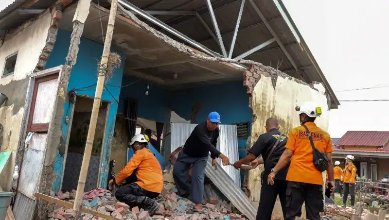 Endonezya'da 5,7 Büyüklüğünde Deprem: 8 Ev Çöktü, Halk Panik İçinde