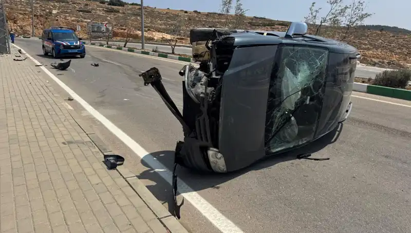 Kilis’te Ticari Araç Devrildi: Dört Kişi Yaralı, Kazanın Nedenleri Araştırılıyor