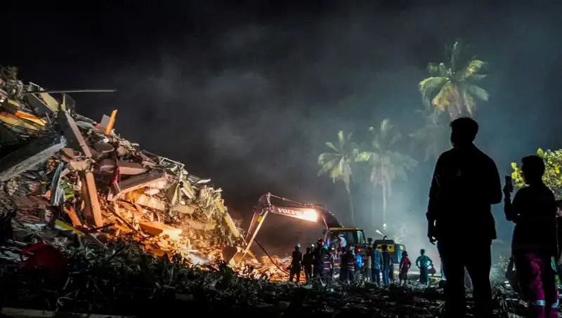 Myanmar'da Enkaz Altında Üç Gün Kalan Adamın Hayata Dönüş Hikayesi