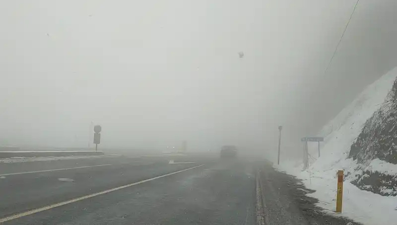 Bolu Dağı'nda Kar ve Sis Ulaşımı Olumsuz Etkiliyor