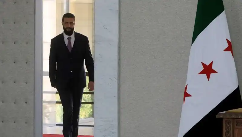 Paris'te Şara-Macron Zirvesi: Suriye'ye Yeniden Yapılandırma Desteği